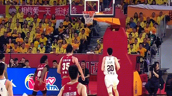 激烈对抗在场上上演，球员们拼尽全力
