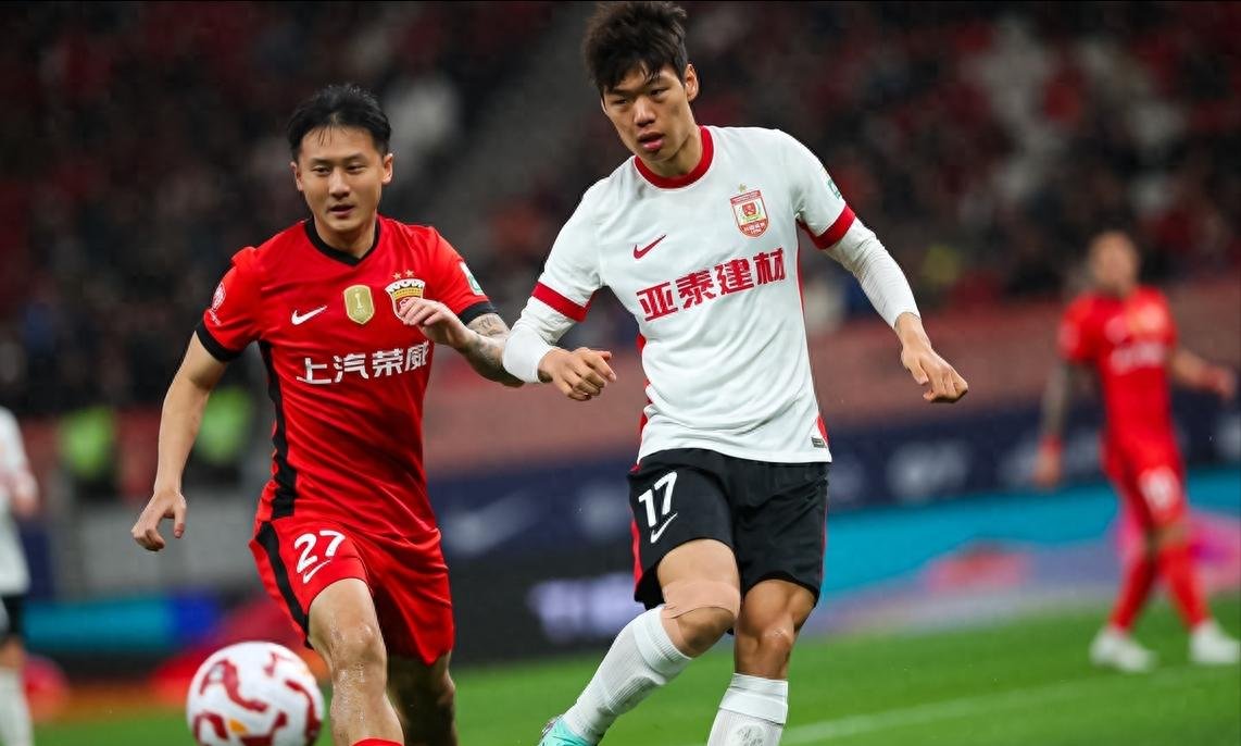 上海队在比赛结束后取得胜利，士气高涨的简单介绍