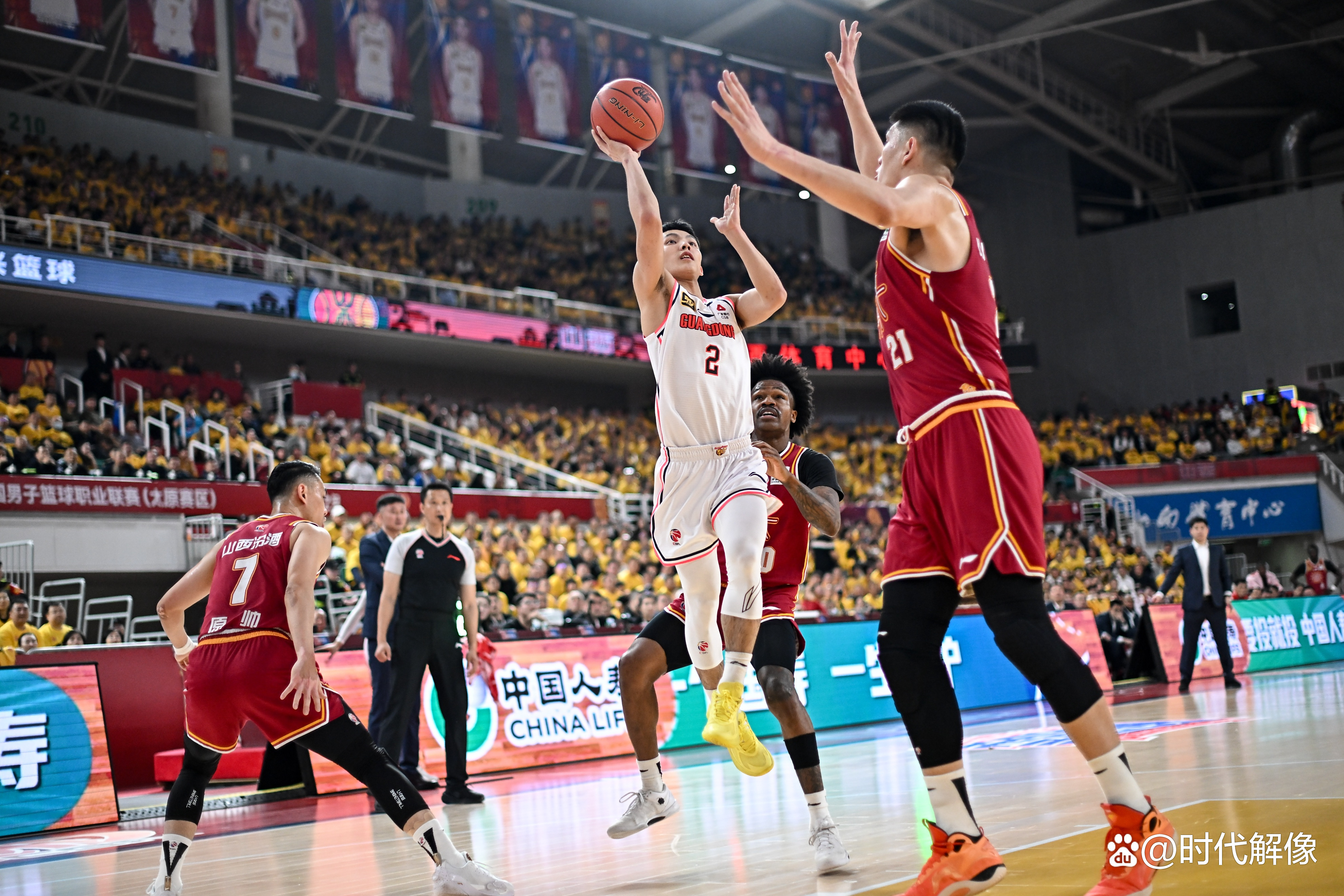 关于在广东队赛场上演CBA季后赛，绝杀，引发教练席炸锅的信息