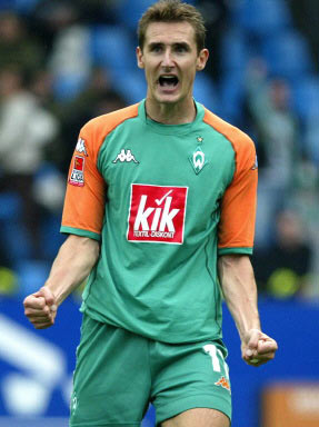 包含德国不敌乌克兰，克洛泽执教首秀落败遭遇信任危机的词条