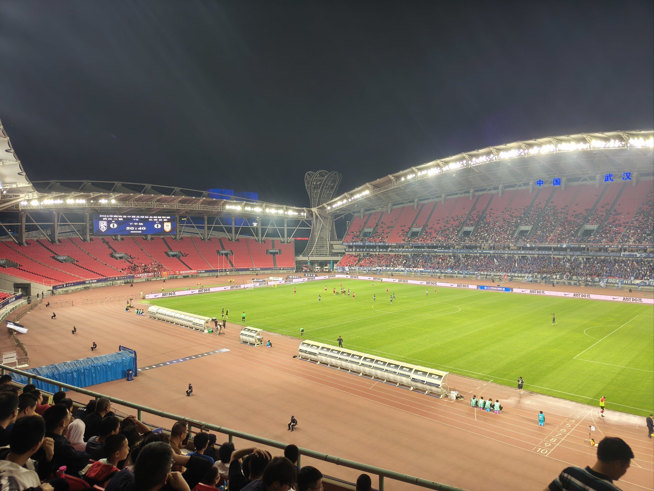 关于球场上的激情不会停歇，每一场比赛都惊心动魄！的信息