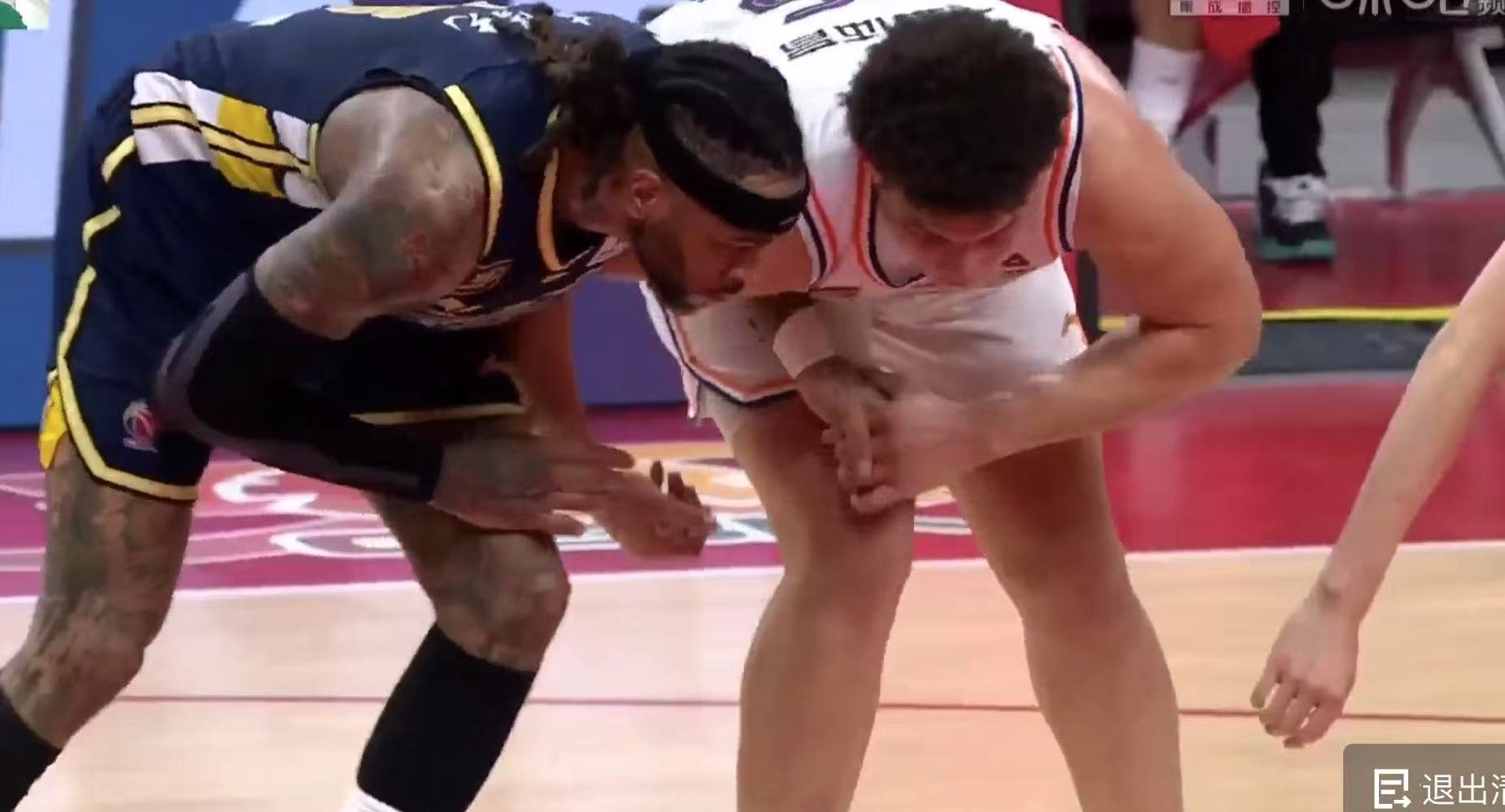 关于劲敌对阵，实力碰撞，球场上瞬间擦出火花的信息