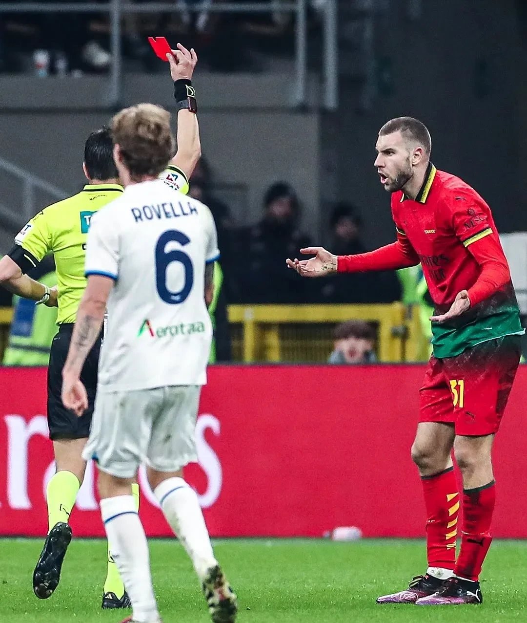 关于AC米兰主场击败对手，意甲前四积分领跑的信息