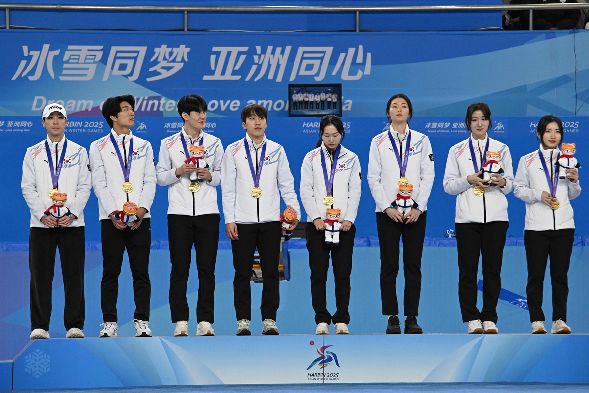 爱游戏地址-队友默契配合，成功完成团体比赛夺得金牌