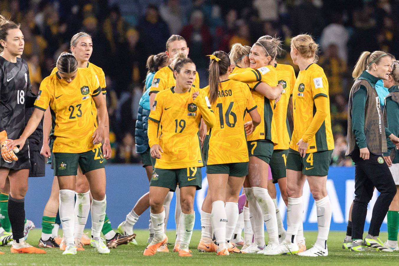 爱尔兰女足选手在比赛中获得胜利