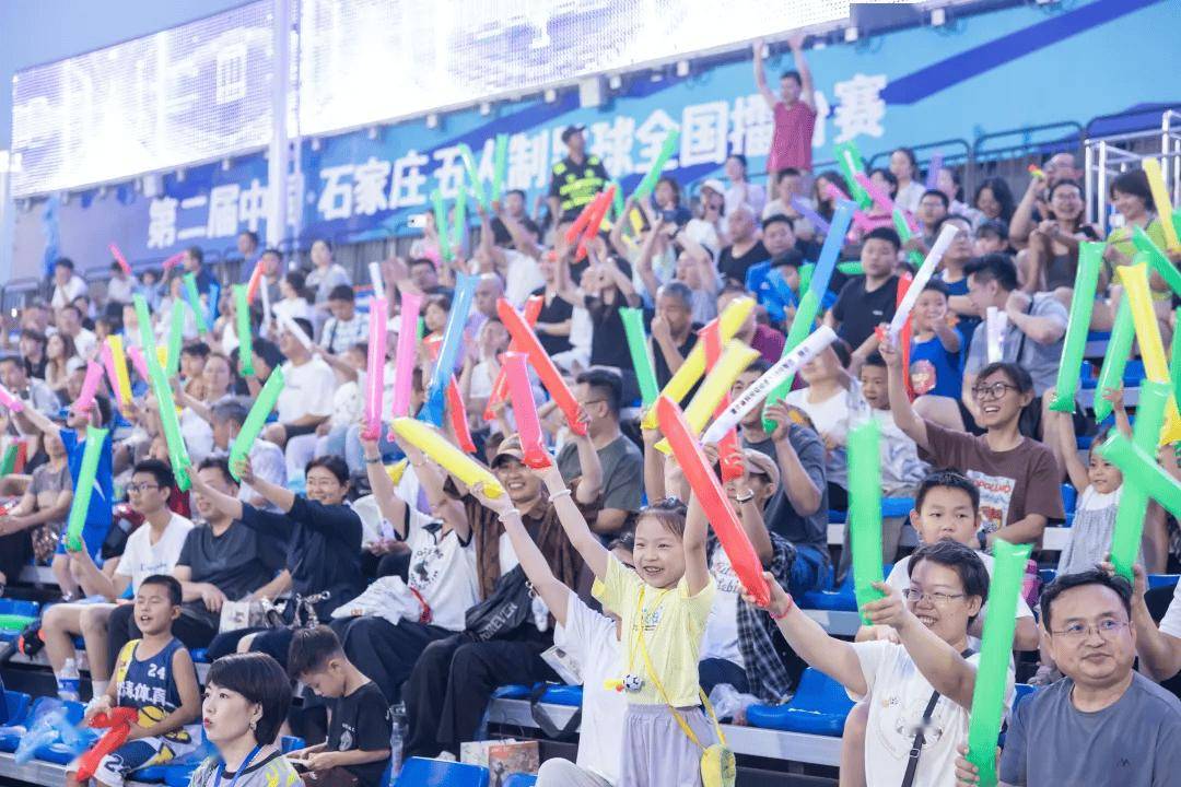 关于足球比赛现场精彩纷呈，观众热情高涨不减的信息