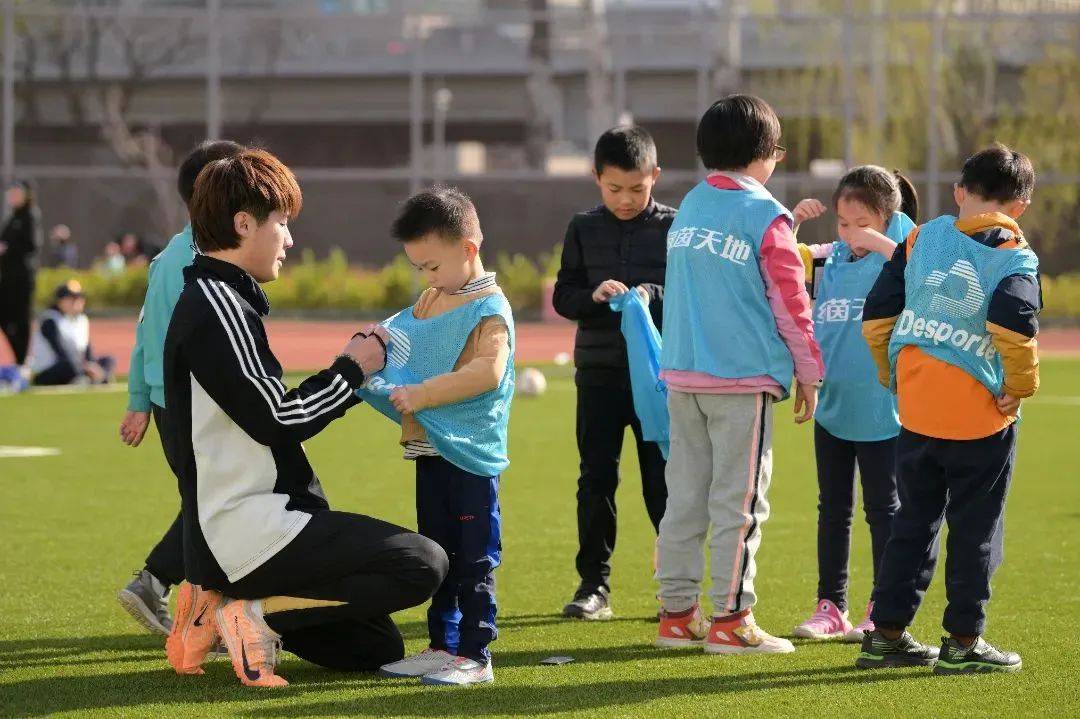 关于体育课推广足球运动，学生热情高涨的信息