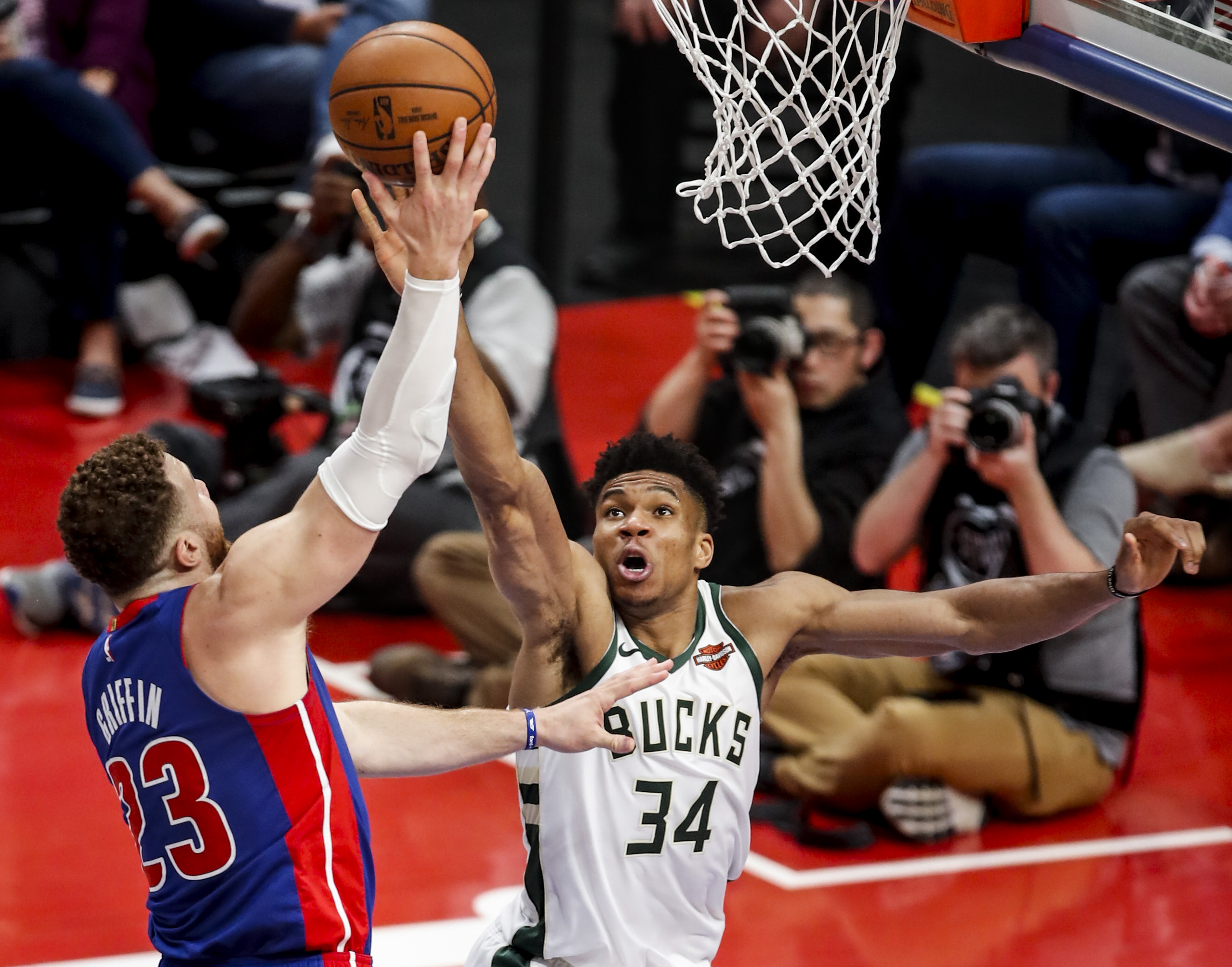 雄鹿队连胜止步，遭遇活塞队逆转