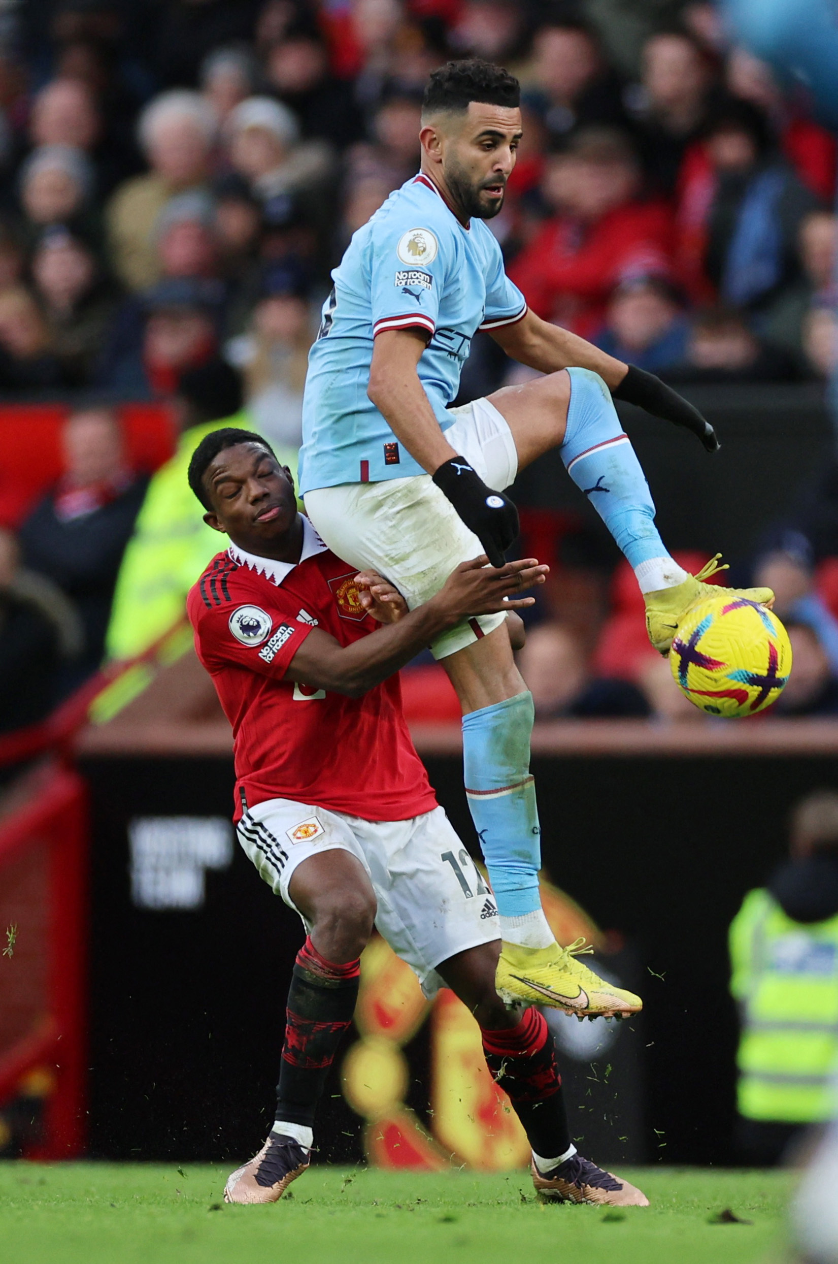 足球联赛中上演一场巅峰对决，场面激烈，现场气氛热烈