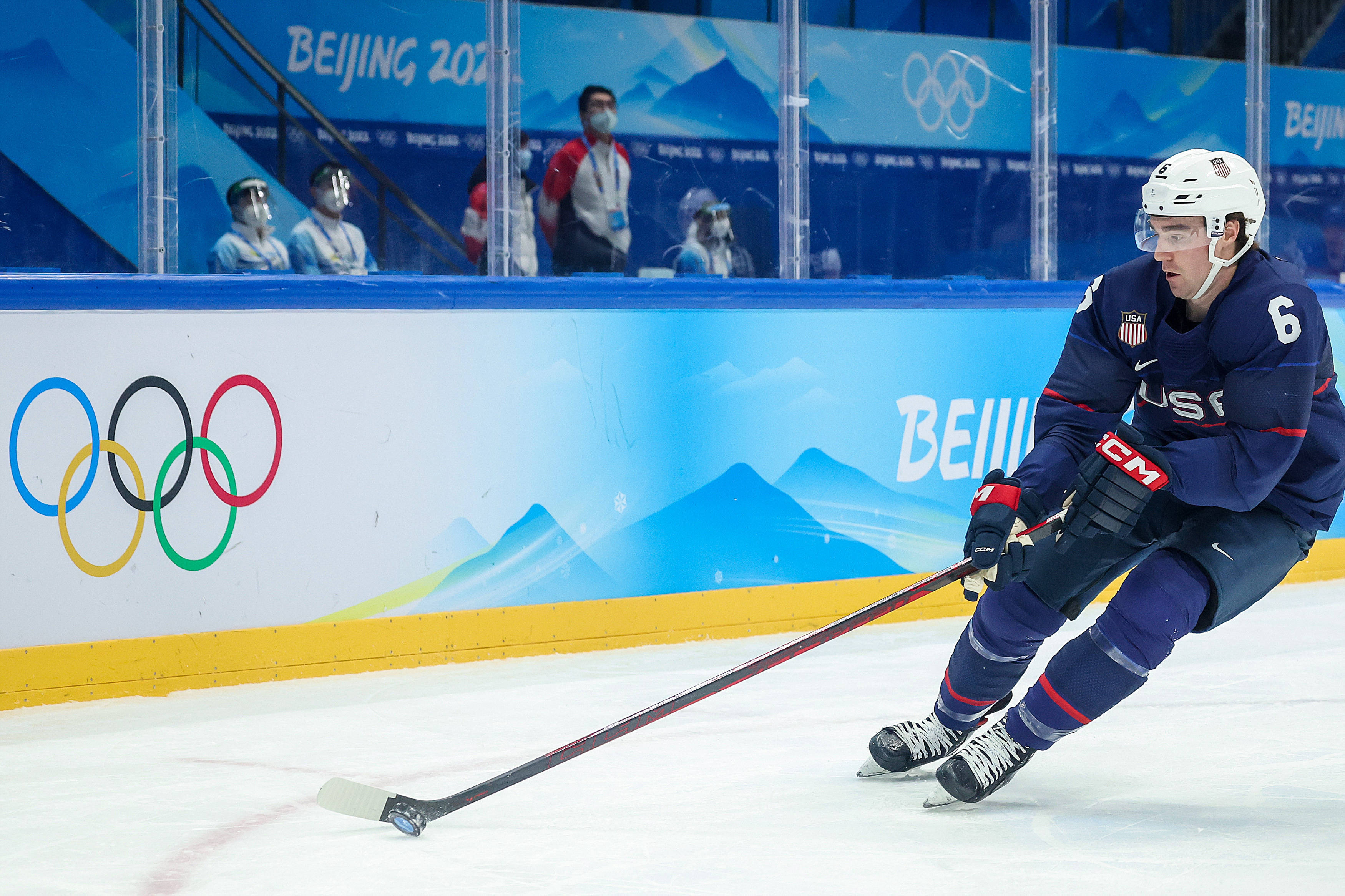 斯洛伐克运动员在冰球比赛中斩获胜利