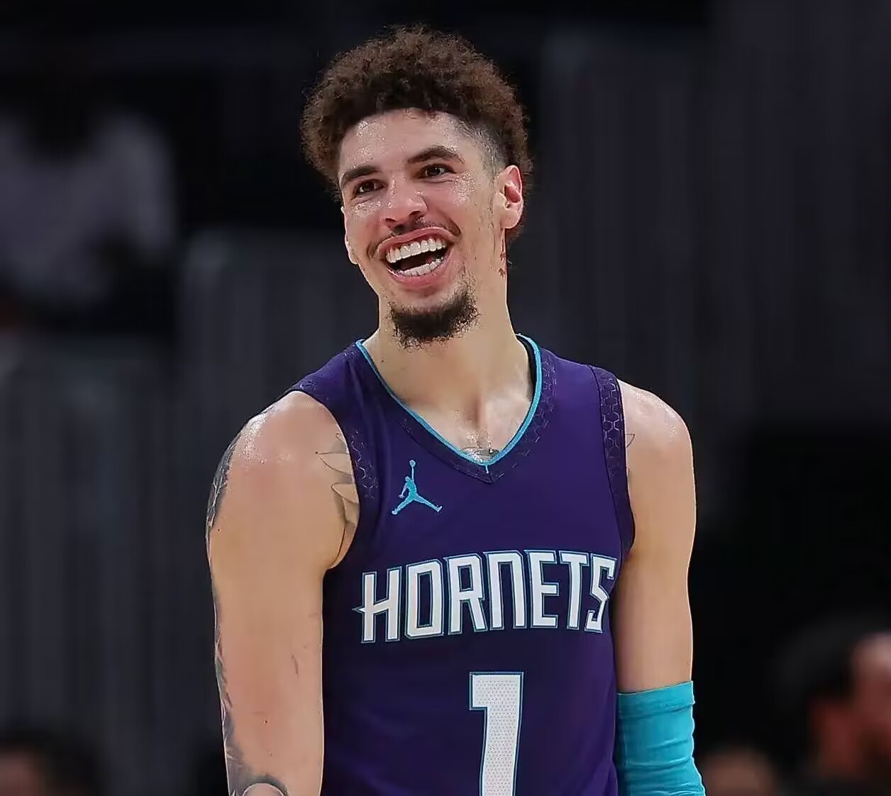 爱游戏网站-老鹰中锋生涯助攻突破次,成为历史第一人的简单介绍