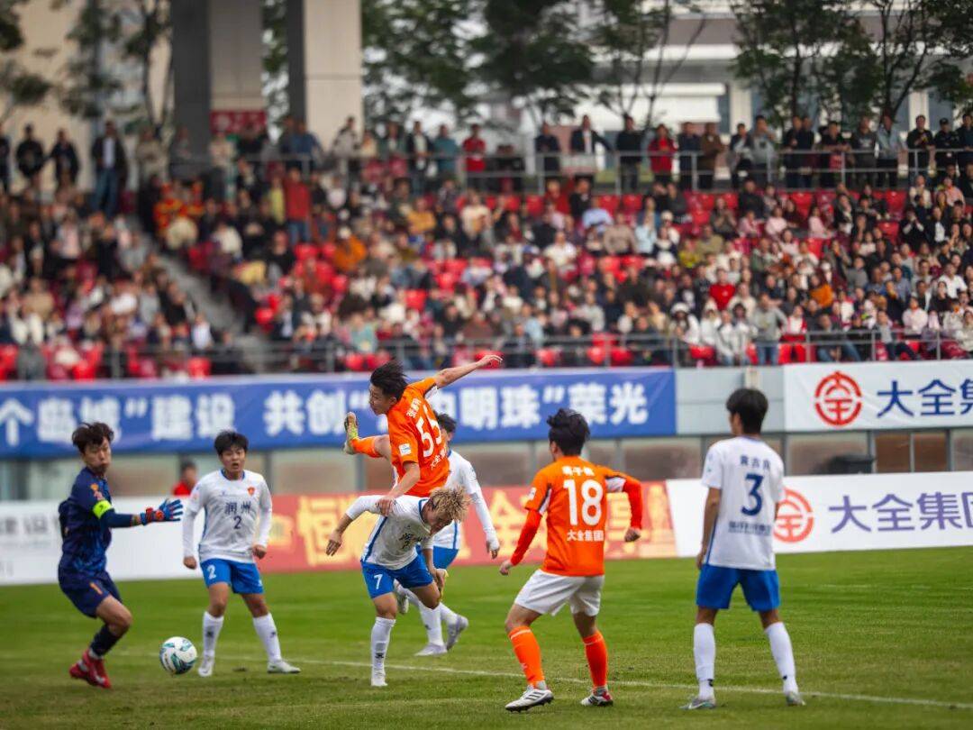 爱游戏链接-热门球队实力碰撞，赛场上的精彩瞬间