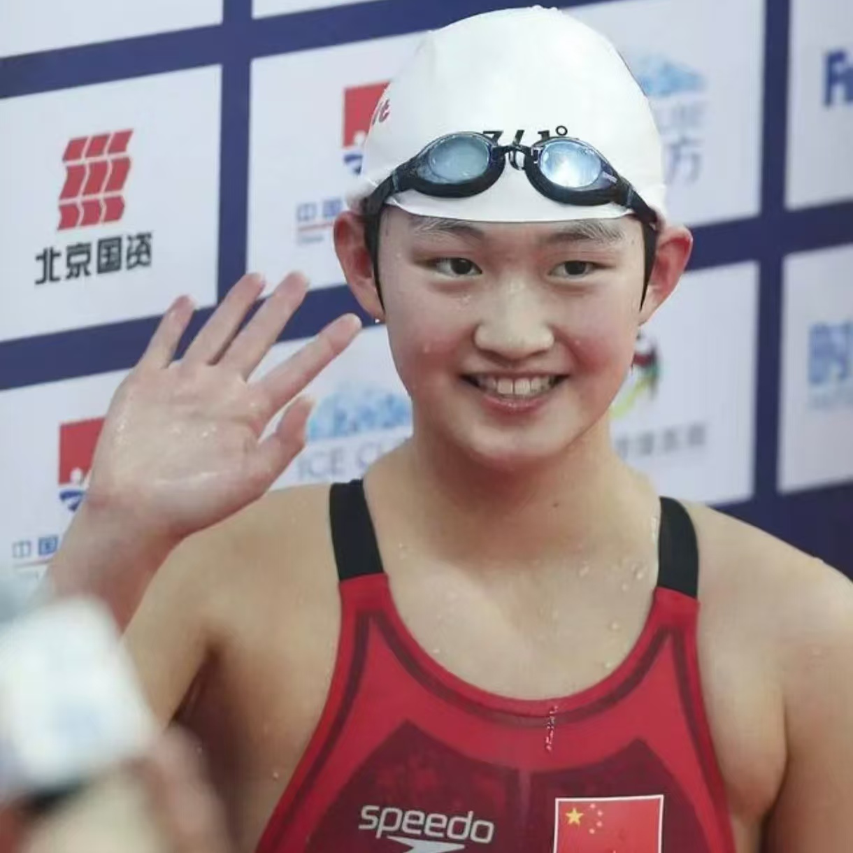 游泳选手在比赛中创造新记录