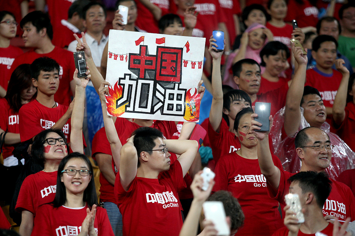 爱游戏链接-球队取得关键胜利，球迷欢呼不断