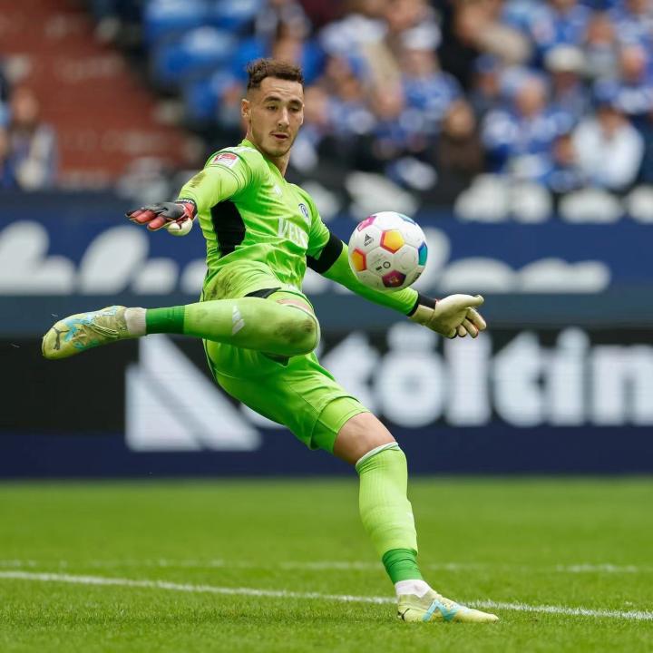 爱游戏娱乐-沙尔克中场连场出色表现，成为球队战术支点的简单介绍